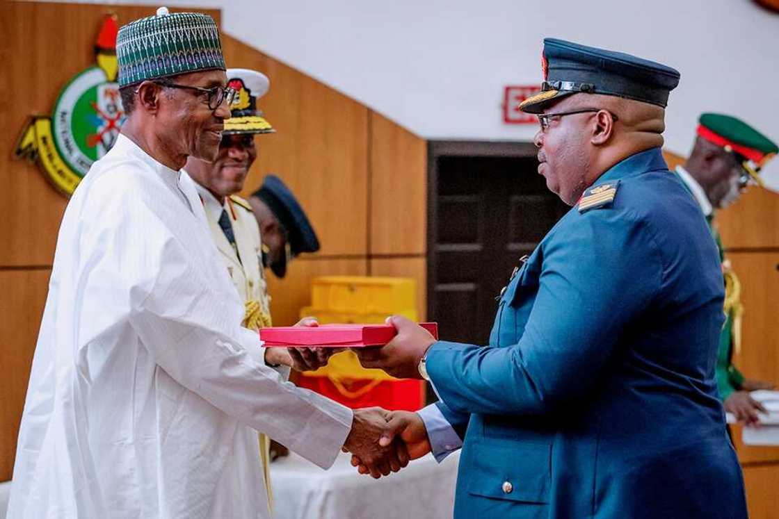 Buhari ya halarci bikin yaye daliban kwalejin horas da manyan hafsoshin Sojoji (Hotuna) Buhari ya halarci bikin yaye daliban kwalejin horas da manyan hafsoshin Sojoji (Hotuna)