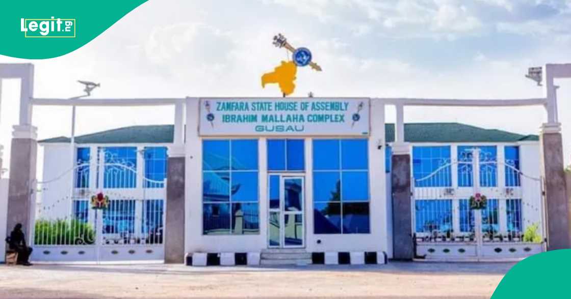 'Yan majalisa 6 da aka dakatar da su a Zamfara sun sauya sheka zuwa APC 'Yan majalisa 6 da aka dakatar da su a Zamfara sun sauya sheka zuwa APC