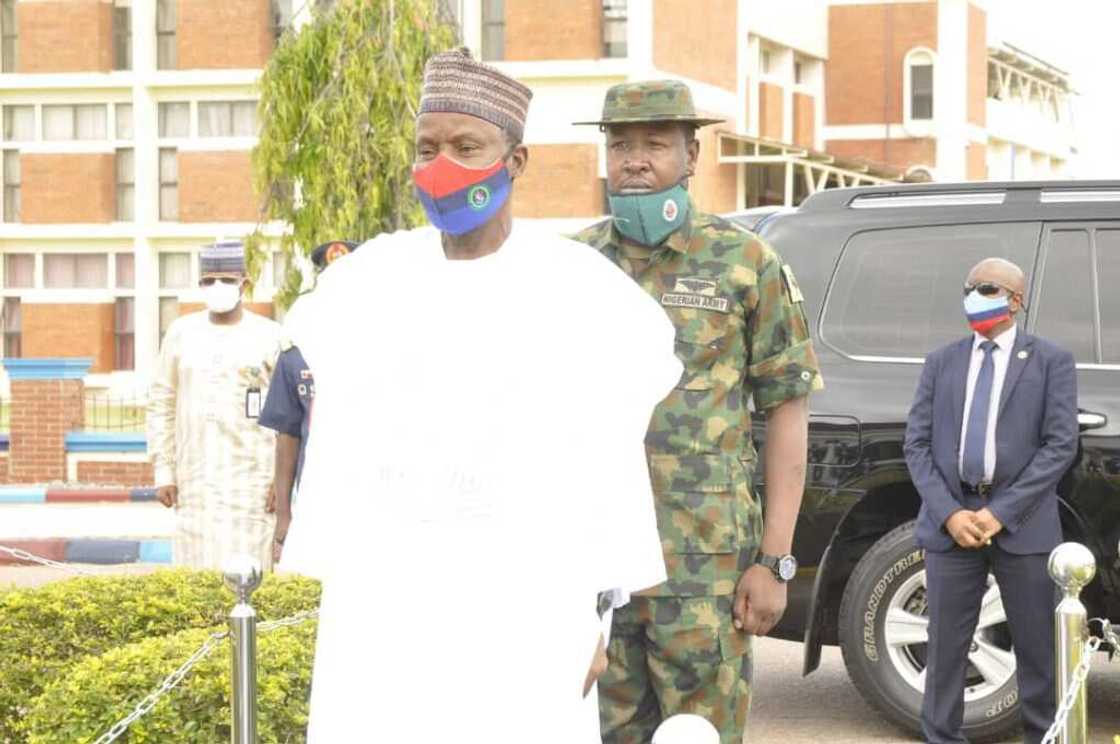 Ba ministan tsaro bane da AK-47: Ma'aikatar tsaro ta bayyana wa aka gani da AK-47 Ba ministan tsaro bane da AK-47: Ma'aikatar tsaro ta bayyana wa aka gani da AK-47