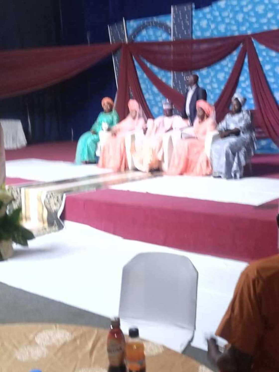 Hotunan auren matashin da yayi wuff da tsulan-tsulan 'yammata 2 a rana daya Hotunan auren matashin da yayi wuff da tsulan-tsulan 'yammata 2 a rana daya