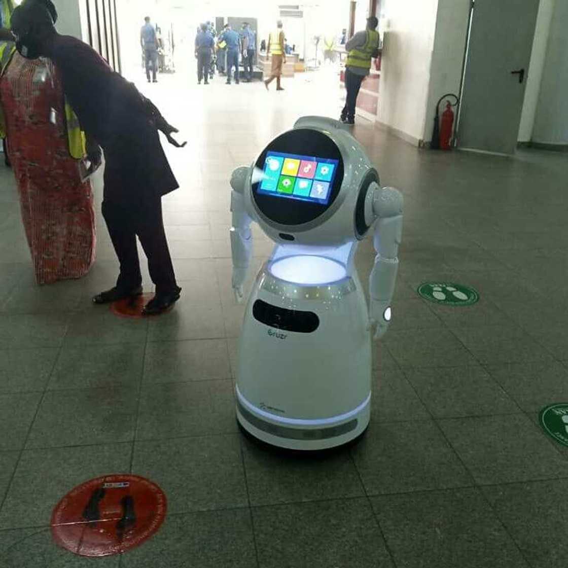 FG reportedly acquires robots to battle COVID-19 (photos, video) FG reportedly acquires robots to battle COVID-19 (photos, video)