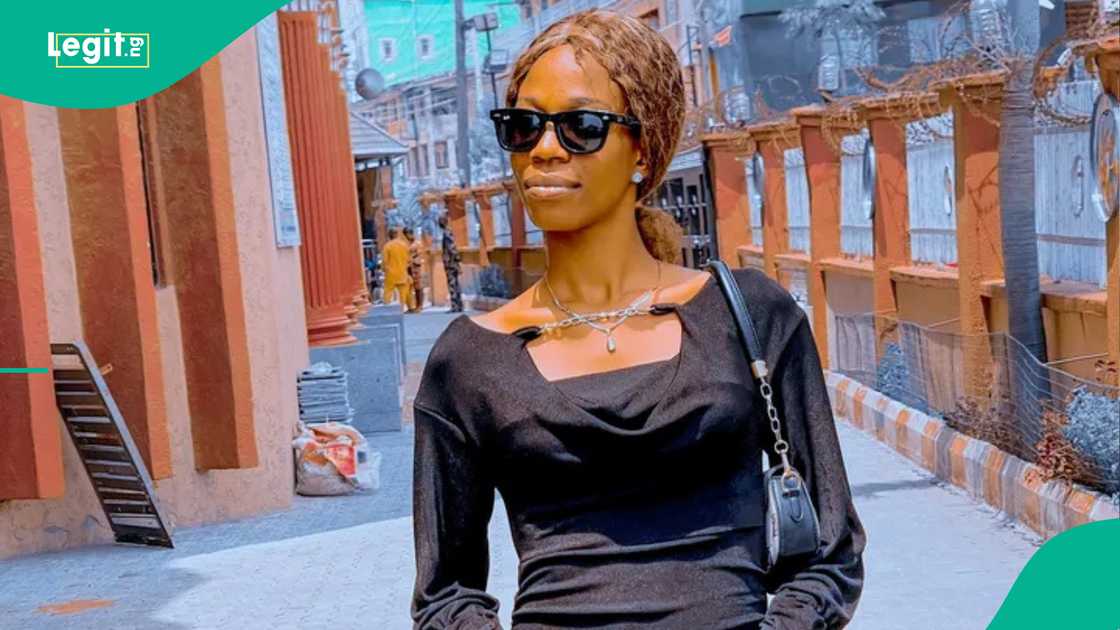 Corps member goes to her father's businessplace to salute him.