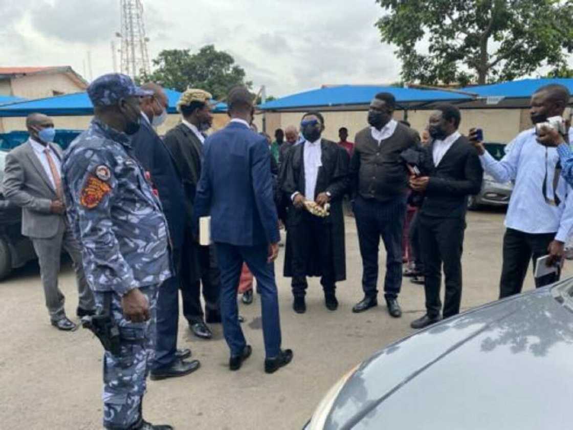 Hotunan shugaban EFCC yayin da ya gurfana a gaban kotu domin bada shaida Hotunan shugaban EFCC yayin da ya gurfana a gaban kotu domin bada shaida