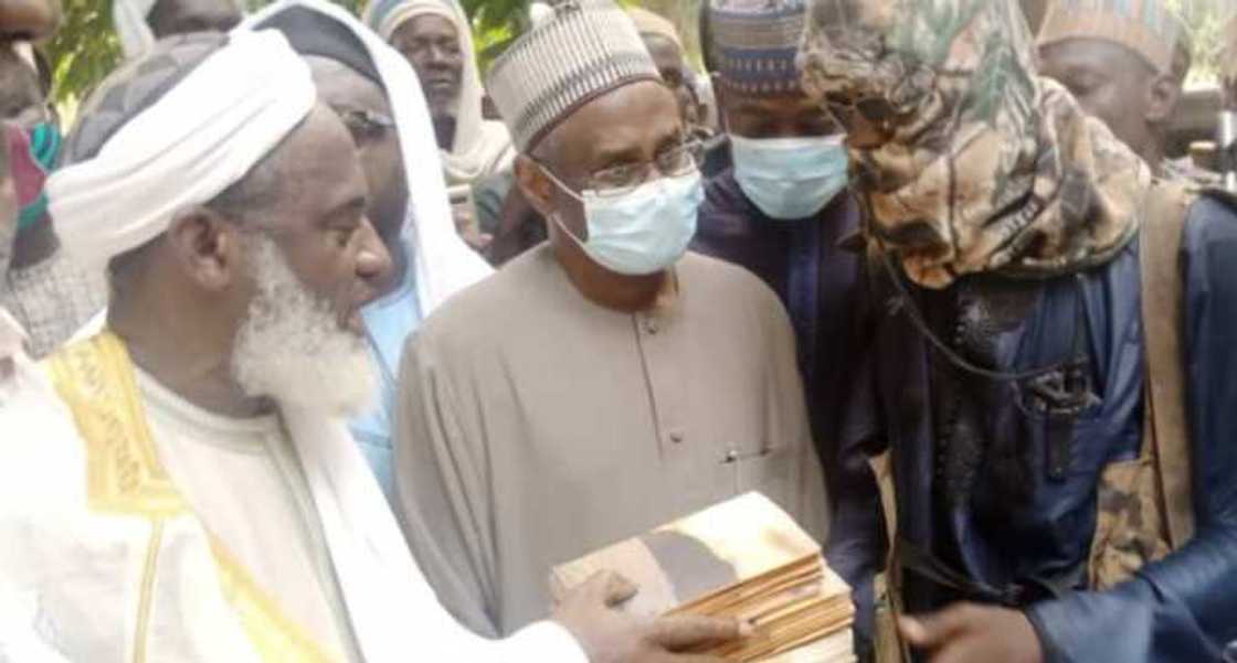 Gumi kenan a wani hoto tare da masu garkuwa da mutane
@thecable.ng Gumi kenan a wani hoto tare da masu garkuwa da mutane
@thecable.ng