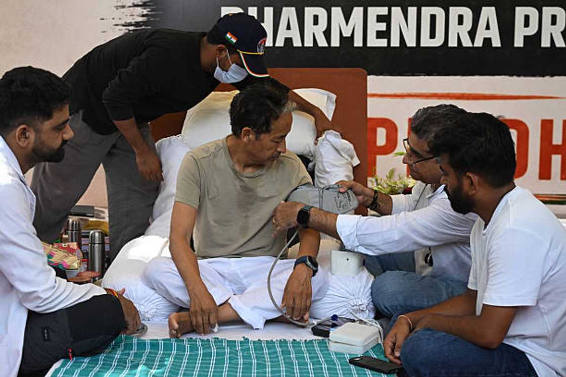 Likitoci yayin da suke duba Sonam Wangchuk