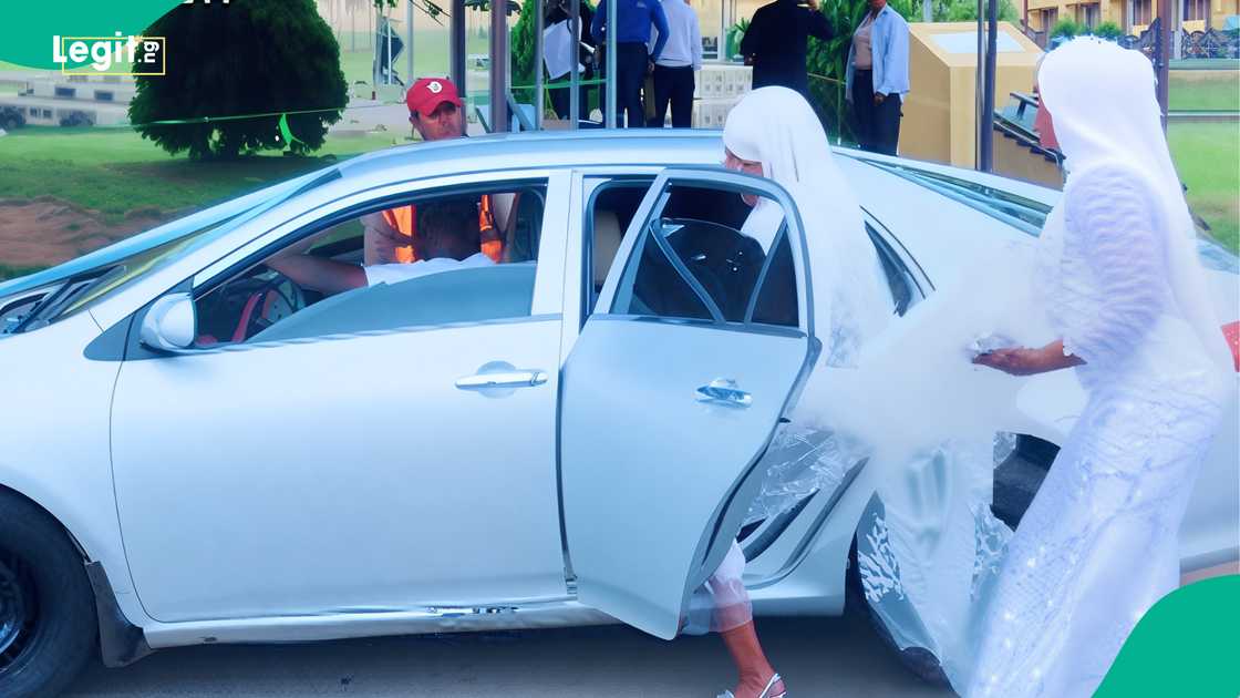 Bride storms UNILORIN exam hall in wedding dress to take final paper, video goes viral Bride storms UNILORIN exam hall in wedding dress to take final paper, video goes viral