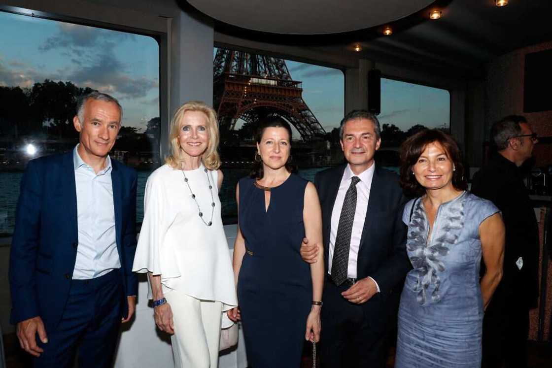 Gilles Bouleau et Elizabeth Tran en couple : un amour de journalistes Gilles Bouleau et Elizabeth Tran en couple : un amour de journalistes