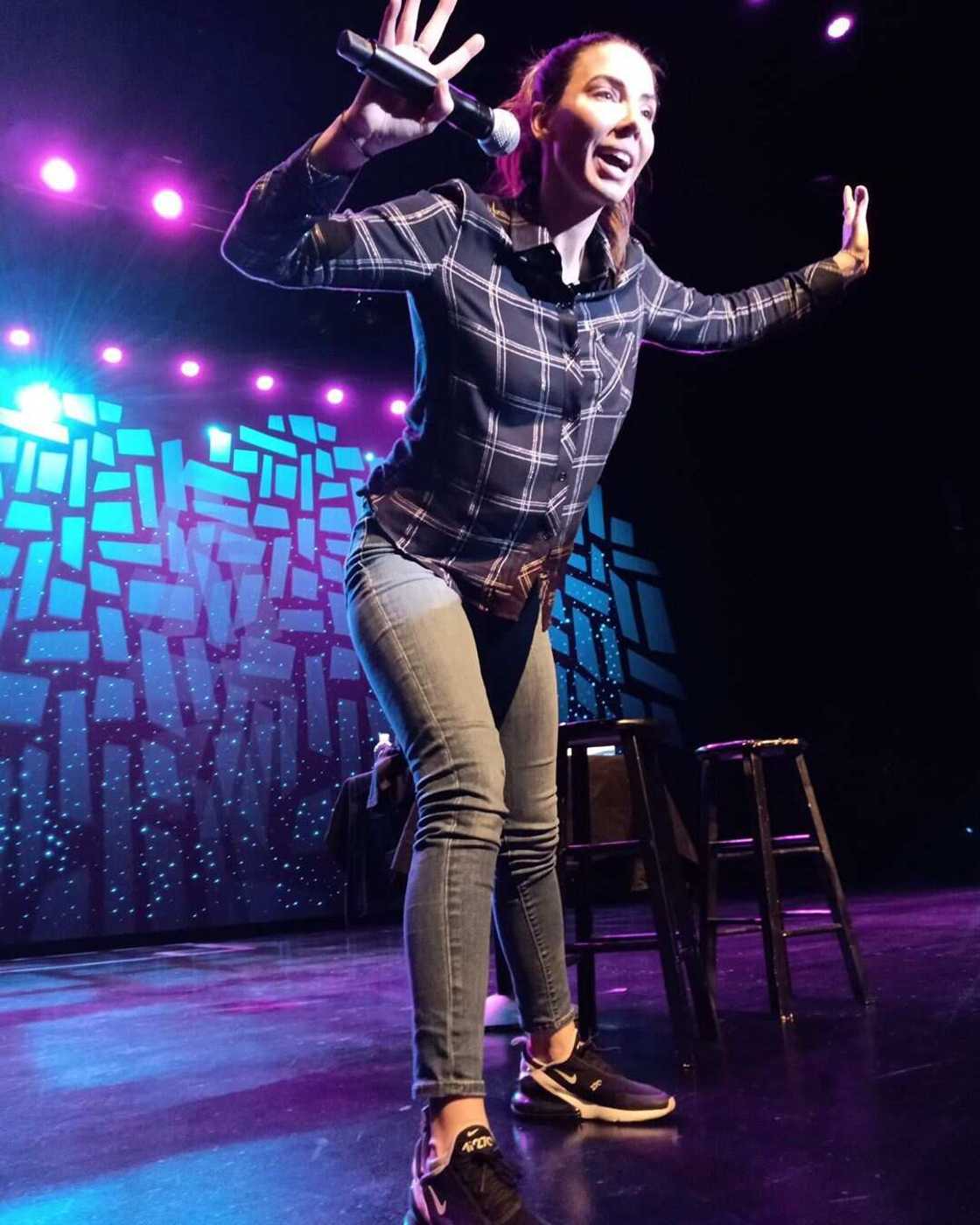 comedian Whitney Cummings comedian Whitney Cummings