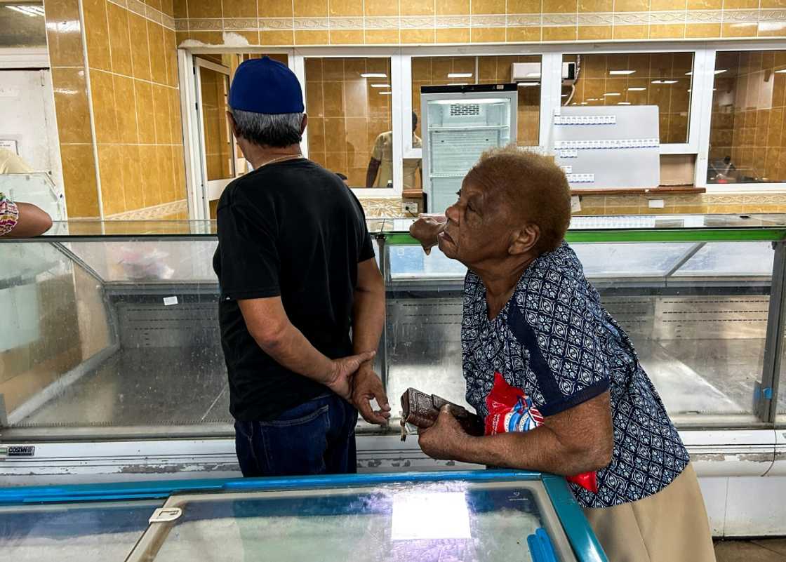 Eggs, meat and cooking oil are often absent from the shelves in supermarkets that only accept MLC payments Eggs, meat and cooking oil are often absent from the shelves in supermarkets that only accept MLC payments