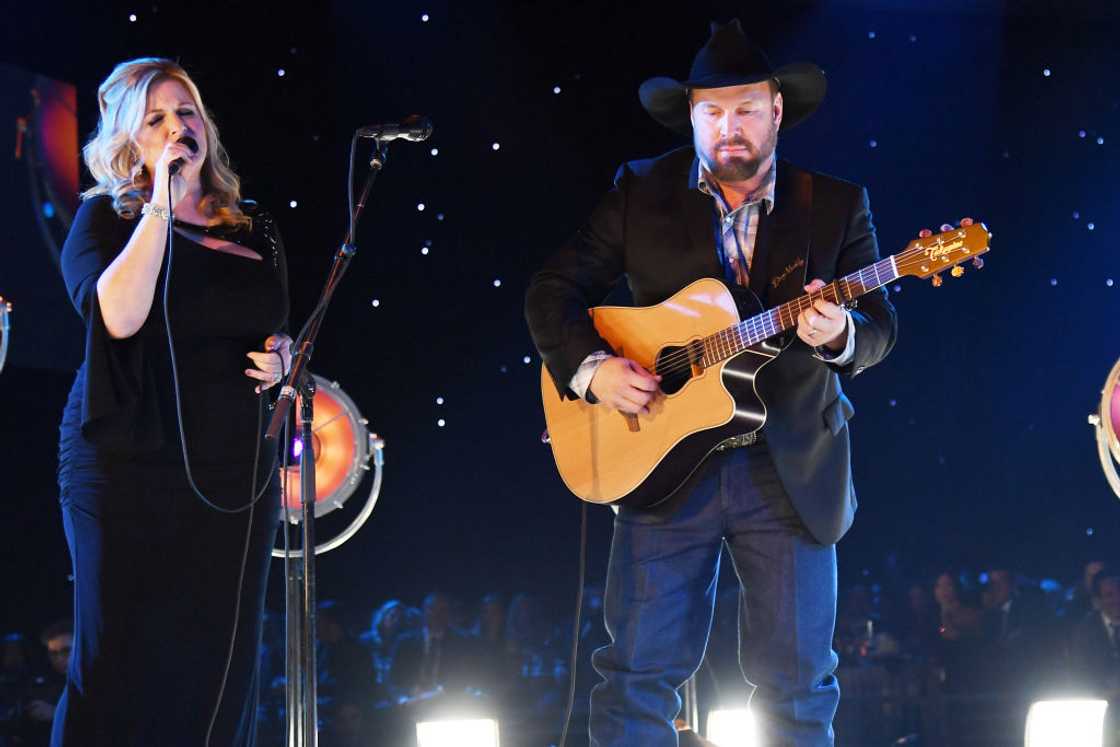 Trisha Yearwood (L) and Garth Brooks perform at an event in Los Angeles, California Trisha Yearwood (L) and Garth Brooks perform at an event in Los Angeles, California