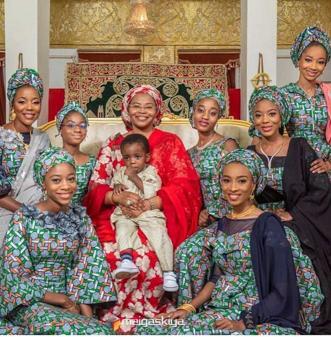 Gidan Sarauta: Mata da mai martaba sarkin Kano hudu da yaransa (Hotuna) Gidan Sarauta: Mata da mai martaba sarkin Kano hudu da yaransa (Hotuna)