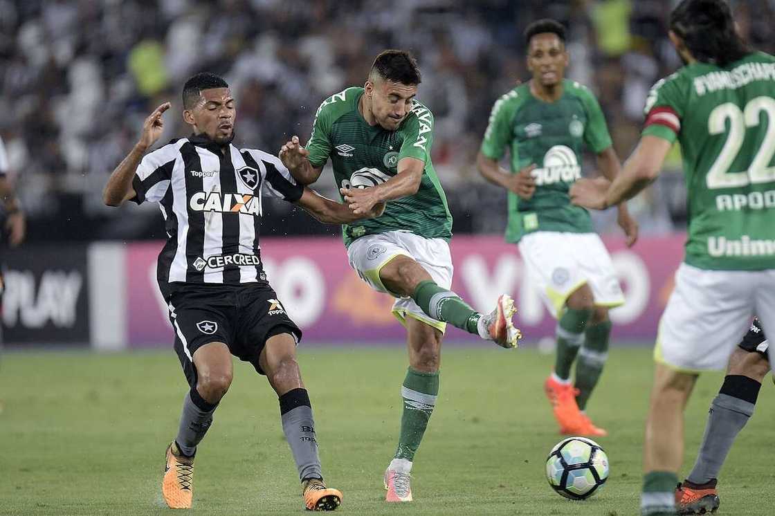 Alan Ruschel: Player who survived Chapocoence plan crash 4 years ago lifts Serie B title Alan Ruschel: Player who survived Chapocoence plan crash 4 years ago lifts Serie B title
