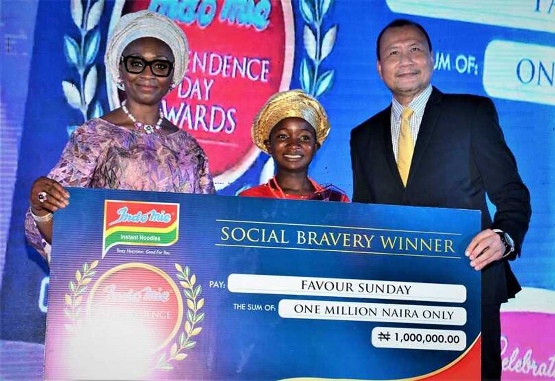 Dufil Rewards 2021 Heroes Award Winners with Multi-Million Naira Scholarships Dufil Rewards 2021 Heroes Award Winners with Multi-Million Naira Scholarships