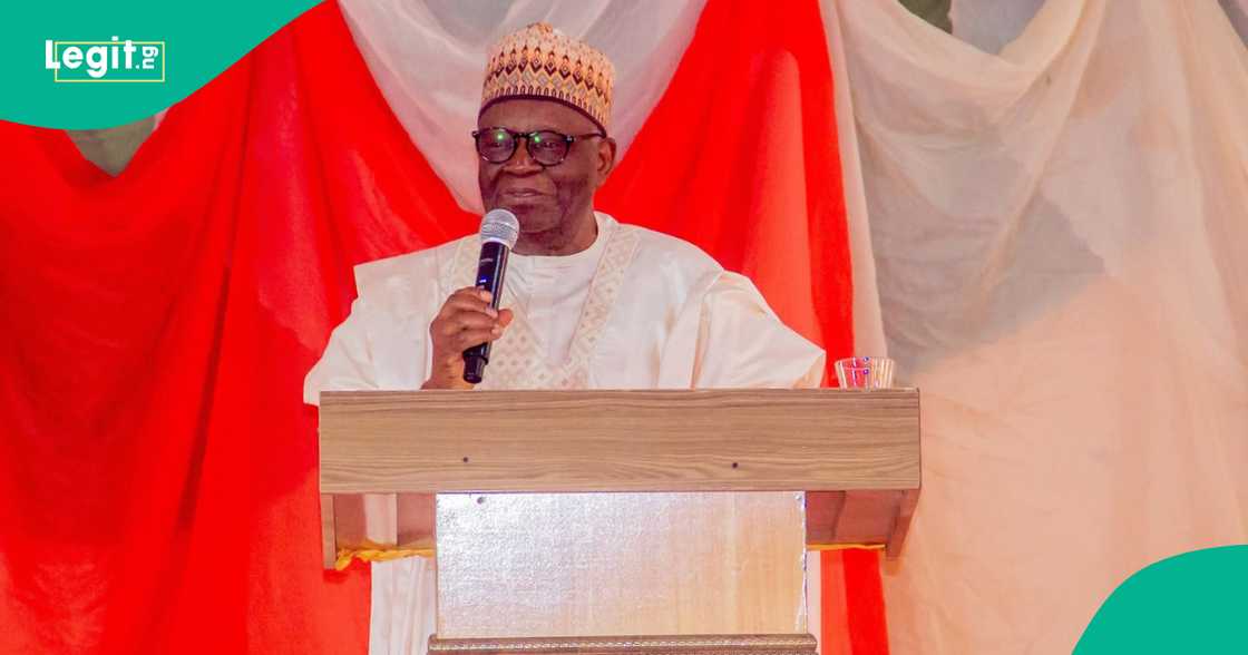 Farfesa Gambari. Farfesa Gambari.