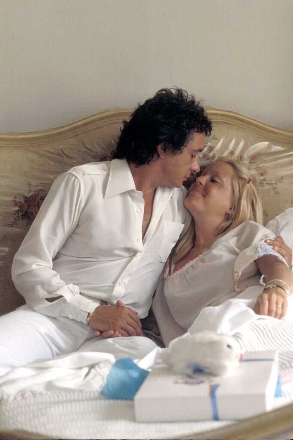 Élisabeth Haas: la femme de Michel Sardou lors de la naissance de son second enfant Davy Élisabeth Haas: la femme de Michel Sardou lors de la naissance de son second enfant Davy