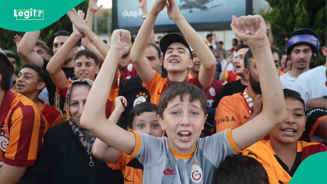Victor Osimhen, Galatasaray fans, Atatürk Airport, Istanbul, Turkiye, Super Lig. Victor Osimhen, Galatasaray fans, Atatürk Airport, Istanbul, Turkiye, Super Lig.