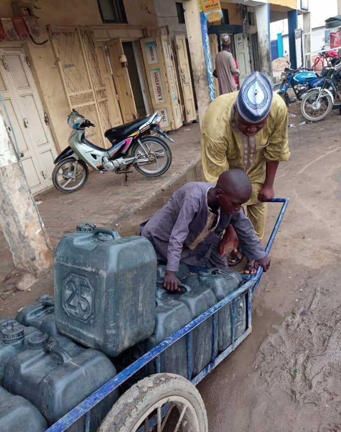 Maraya dan shekara 11 da ke sana'ar ga ruwa a Kano ya ce baya kaunar bara (Hotuna) Maraya dan shekara 11 da ke sana'ar ga ruwa a Kano ya ce baya kaunar bara (Hotuna)