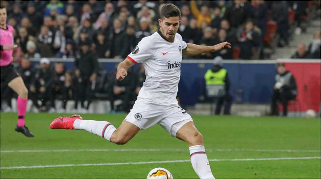 Manchester United go head-to-head with Atletico ahead of Arsenal to sign 25-year-old Frankfurt striker Manchester United go head-to-head with Atletico ahead of Arsenal to sign 25-year-old Frankfurt striker