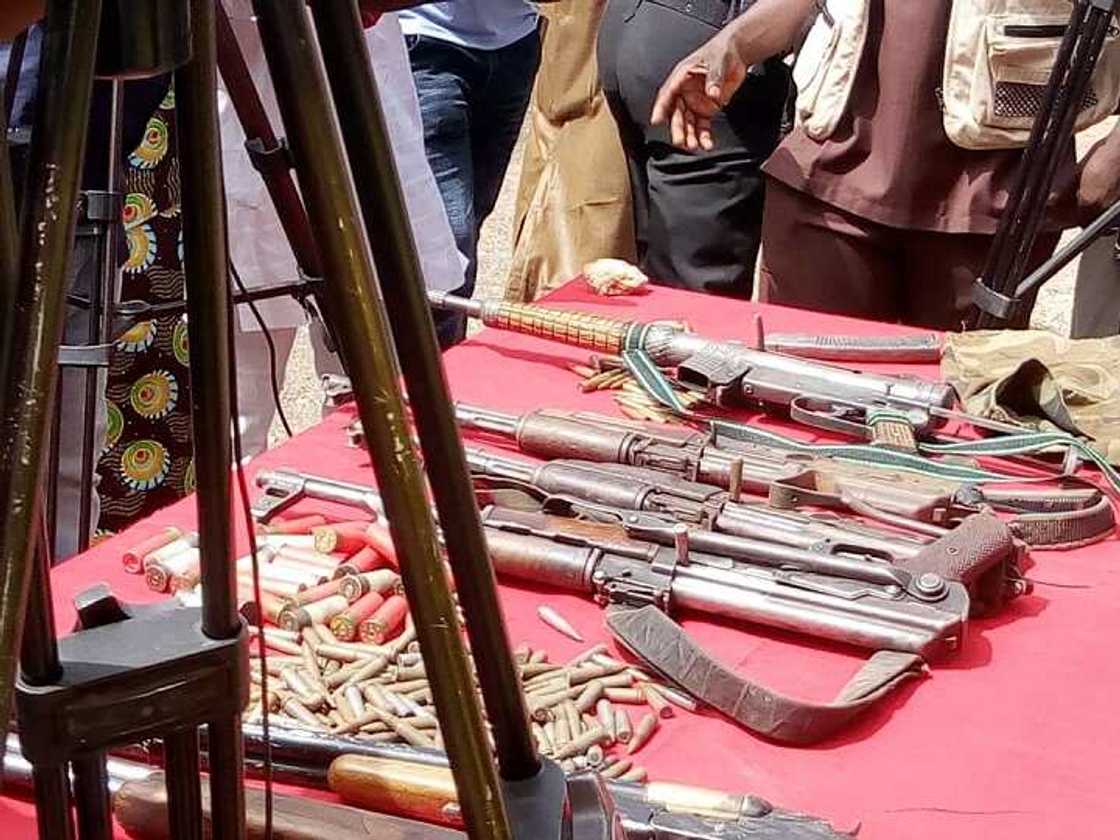 Hotunan masu garkuwa da mutane 23 da makamansu da rundunar 'yan sanda ta kama a Adamawa Hotunan masu garkuwa da mutane 23 da makamansu da rundunar 'yan sanda ta kama a Adamawa