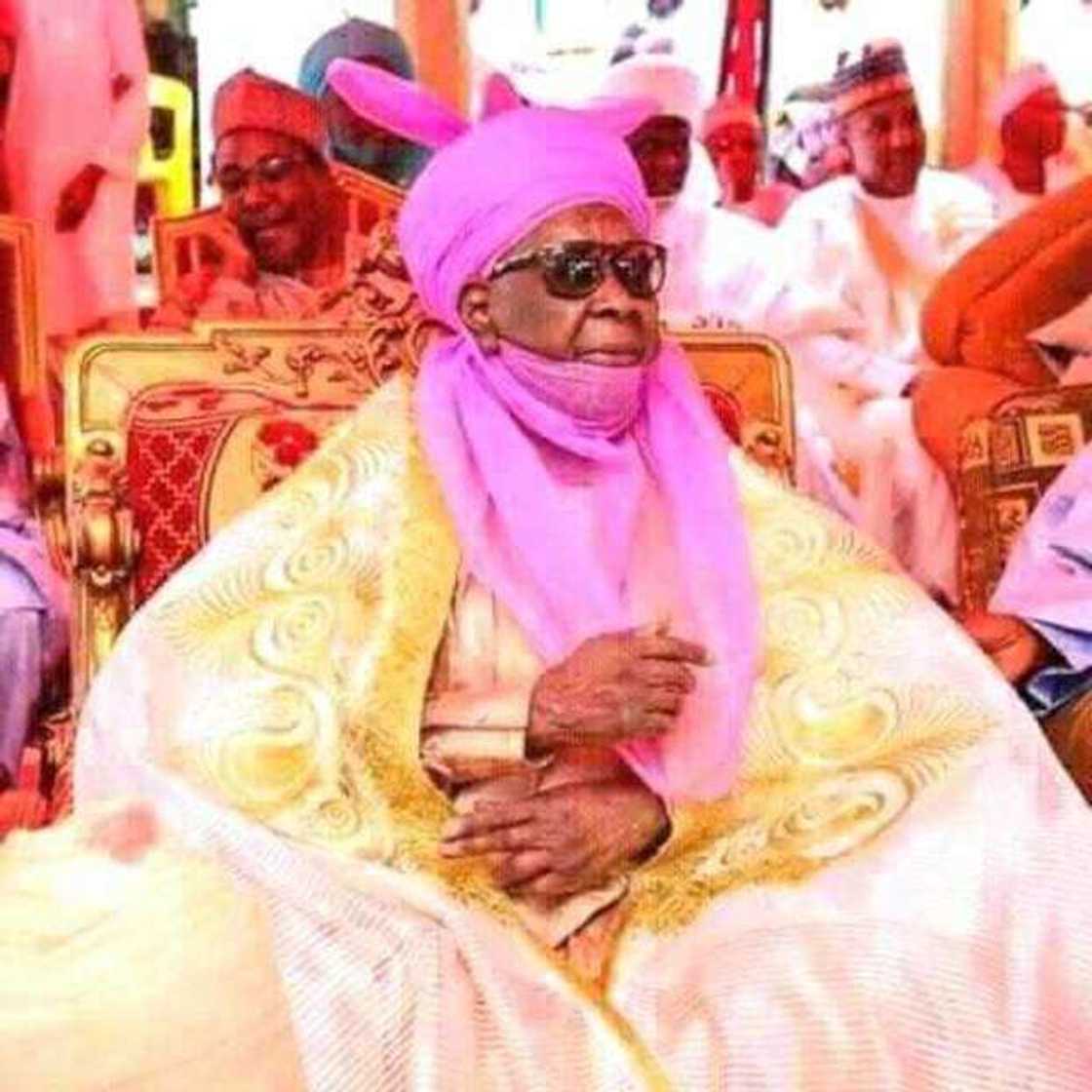 Buhari ya yi ma mai martaba Sarkin Daura addu’ar samun lafiya Buhari ya yi ma mai martaba Sarkin Daura addu’ar samun lafiya