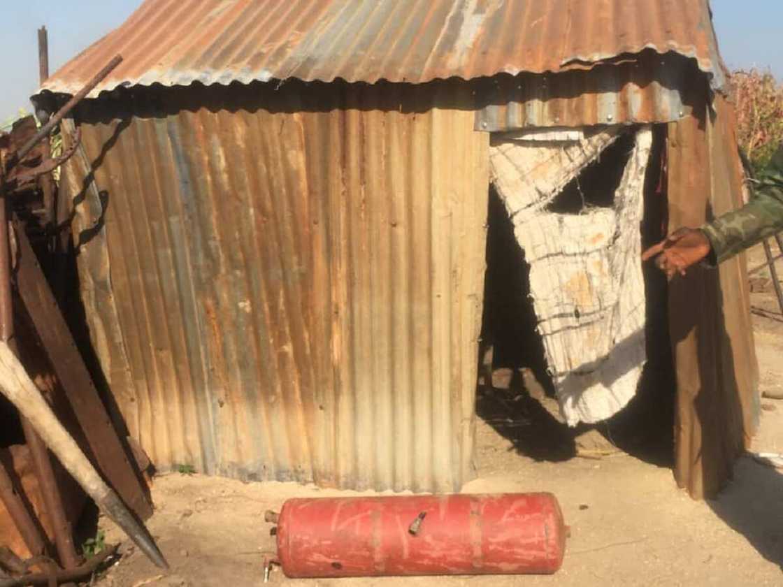 Hotunan 'yan Boko Haram da soji suka kashe, sun damke mai hada bama-bamai a Borno Hotunan 'yan Boko Haram da soji suka kashe, sun damke mai hada bama-bamai a Borno