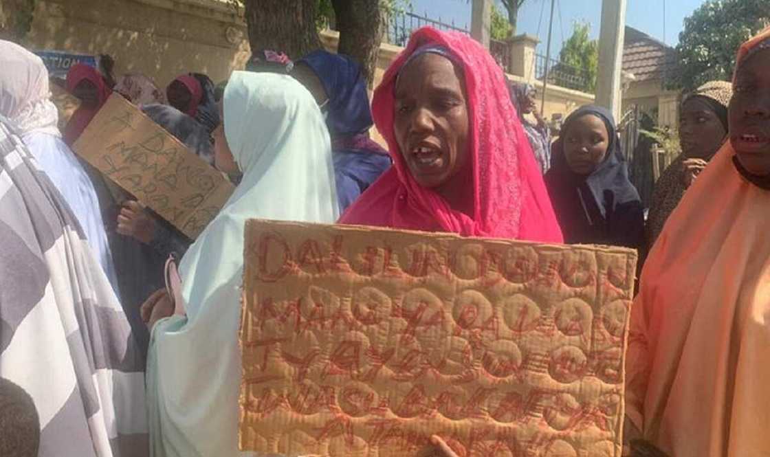 Mata a Kano sun yi zanga kan batan yara Mata a Kano sun yi zanga kan batan yara