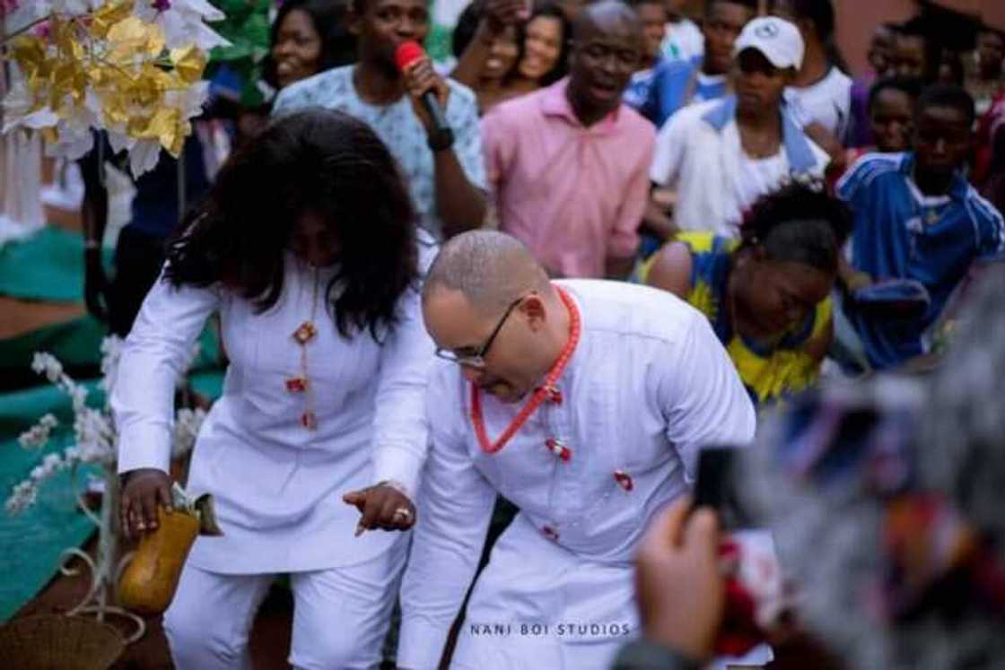 To fah: Mazan Amurka suma sunce baza ayi babu su ba, yayin da wani Dan Amurka ya zo auren matar shi a Najeriya To fah: Mazan Amurka suma sunce baza ayi babu su ba, yayin da wani Dan Amurka ya zo auren matar shi a Najeriya