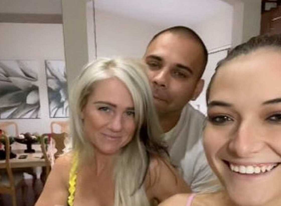 Don faranta wa miji na rai, na kan ba shi ɗanin mahaifiyata da ƙanwata, Matar Aure Don faranta wa miji na rai, na kan ba shi ɗanin mahaifiyata da ƙanwata, Matar Aure