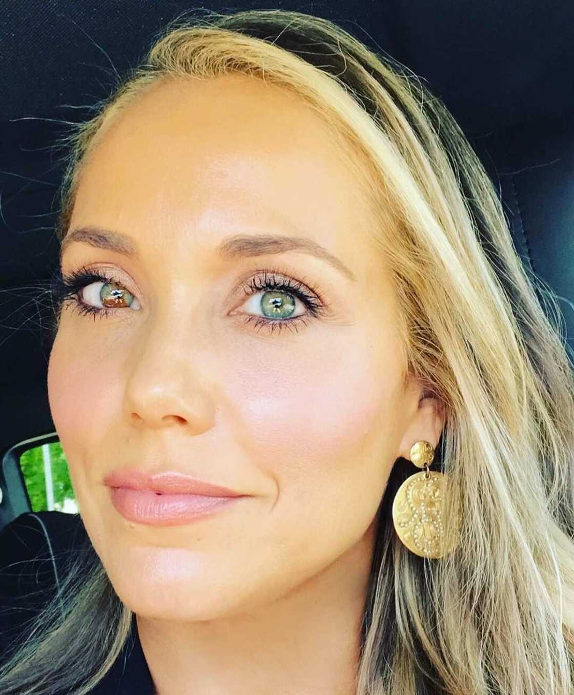 Elizabeth Berkley eyes Elizabeth Berkley eyes