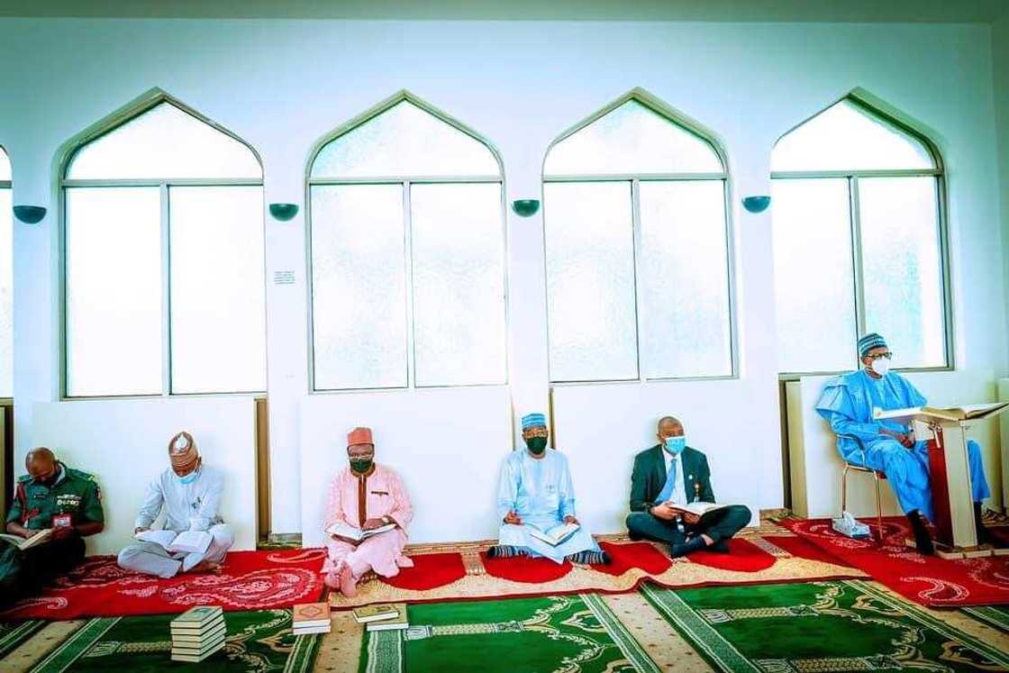 Bayan dawowa daga Landan, hotuna sun nuna Buhari ya halarci zaman Tafsirin Al-Qur'ani Bayan dawowa daga Landan, hotuna sun nuna Buhari ya halarci zaman Tafsirin Al-Qur'ani