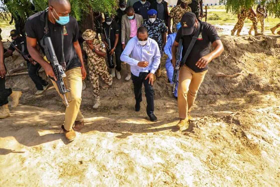 Borno: Zulum ya mika tallafi ga gidaje 10,000, ya kai wa soji ziyara (Hotuna) Borno: Zulum ya mika tallafi ga gidaje 10,000, ya kai wa soji ziyara (Hotuna)