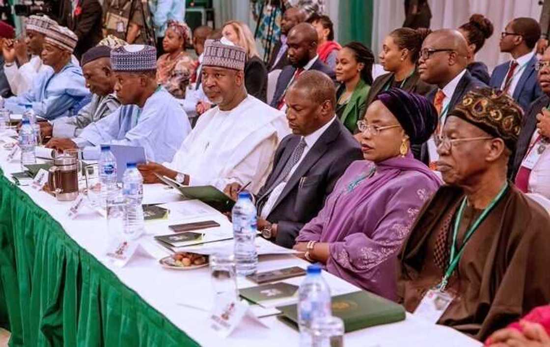 Ministocin Buhari sun bullo da sabuwar tsirfa a kan nada madadin marigayi Abba Kyari Ministocin Buhari sun bullo da sabuwar tsirfa a kan nada madadin marigayi Abba Kyari