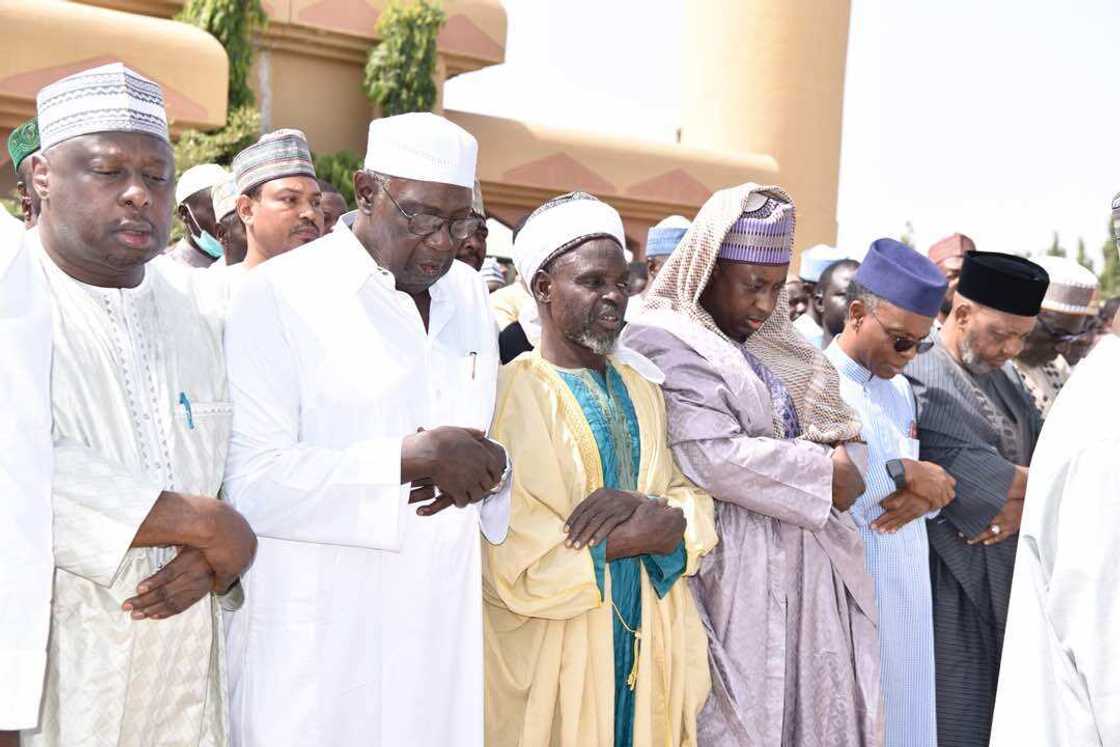 Manyan arewa sun halarci jana'izar Sanata Aruwa, hotuna Manyan arewa sun halarci jana'izar Sanata Aruwa, hotuna