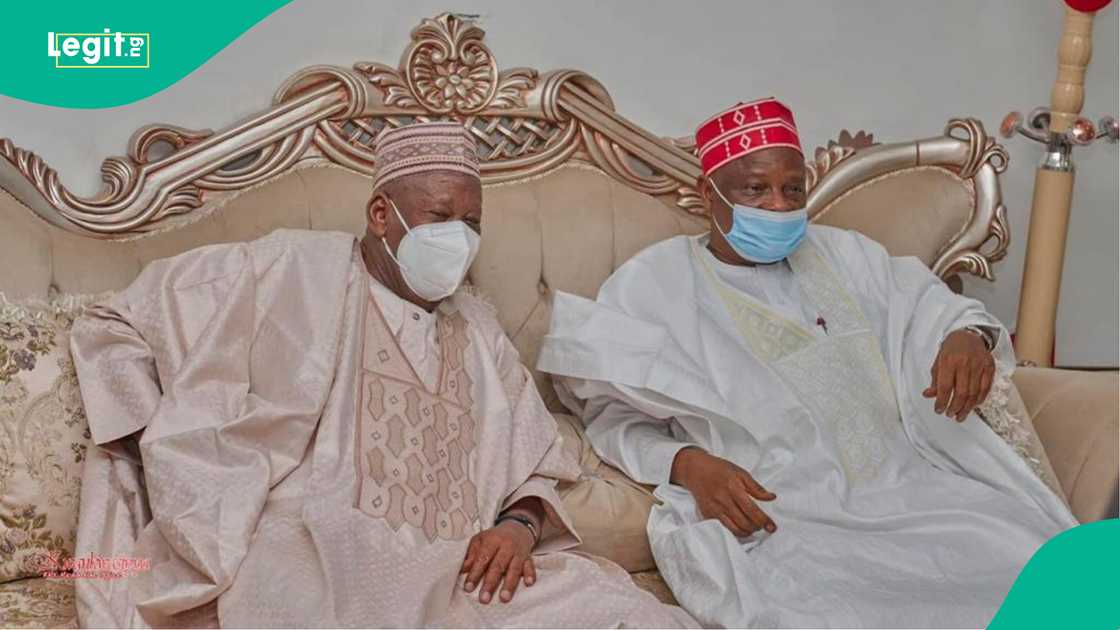 Sanata Rabiu Musa Kwankwaso ya mika mulki ga mataimakinsa Abdullahi Ganduje a zaben 2015. Sanata Rabiu Musa Kwankwaso ya mika mulki ga mataimakinsa Abdullahi Ganduje a zaben 2015.