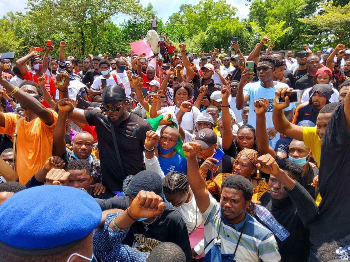 Governor Ugwuanyi addresses #EnuguEndSarsProtest protesters