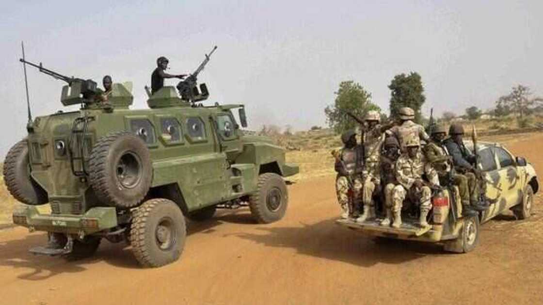 Dakaraun Sojojin Najeriya sun yi artabu da yan bindiga, sun halaka 21 a Zamfara Dakaraun Sojojin Najeriya sun yi artabu da yan bindiga, sun halaka 21 a Zamfara