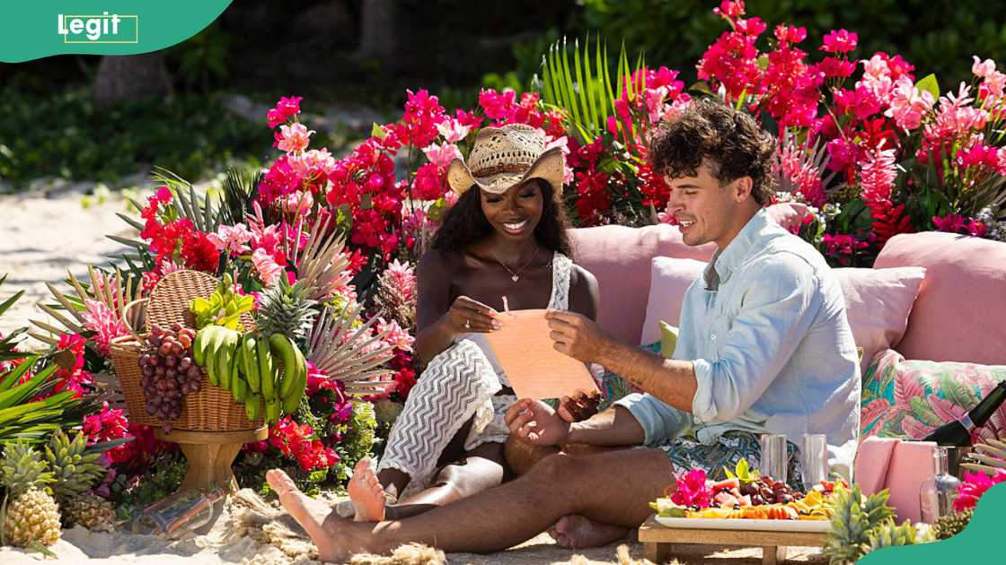Olandria Carthen and Nicolas "Nic" Vansteenberghe reading a card together