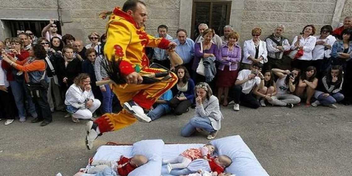 Al'adu 7 a fadin duniya masu matukar bada mamaki (Hotuna) Al'adu 7 a fadin duniya masu matukar bada mamaki (Hotuna)