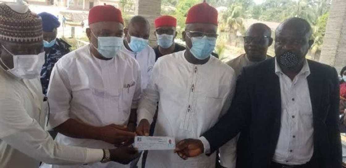 Da duminsa: COAS na Goodluck Jonathan ya sauya sheka, ya koma jam'iyyar APC Da duminsa: COAS na Goodluck Jonathan ya sauya sheka, ya koma jam'iyyar APC