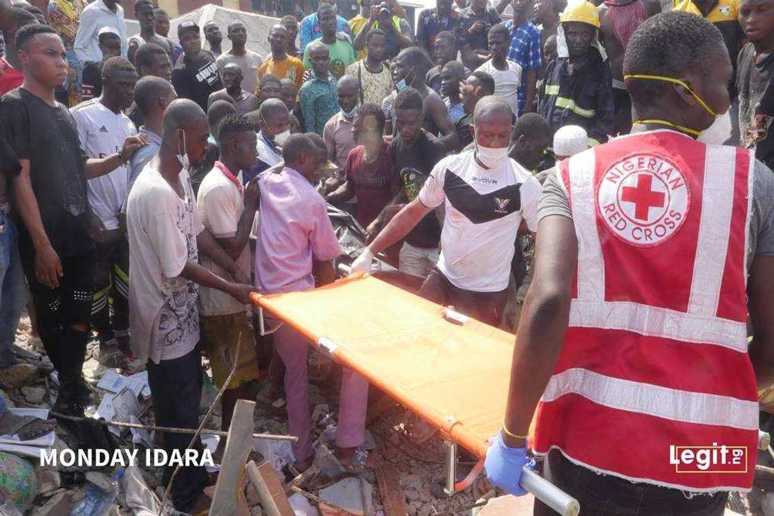 Hotunan yadda ake ceto daliban makarantar da ta rubza a Legas Hotunan yadda ake ceto daliban makarantar da ta rubza a Legas