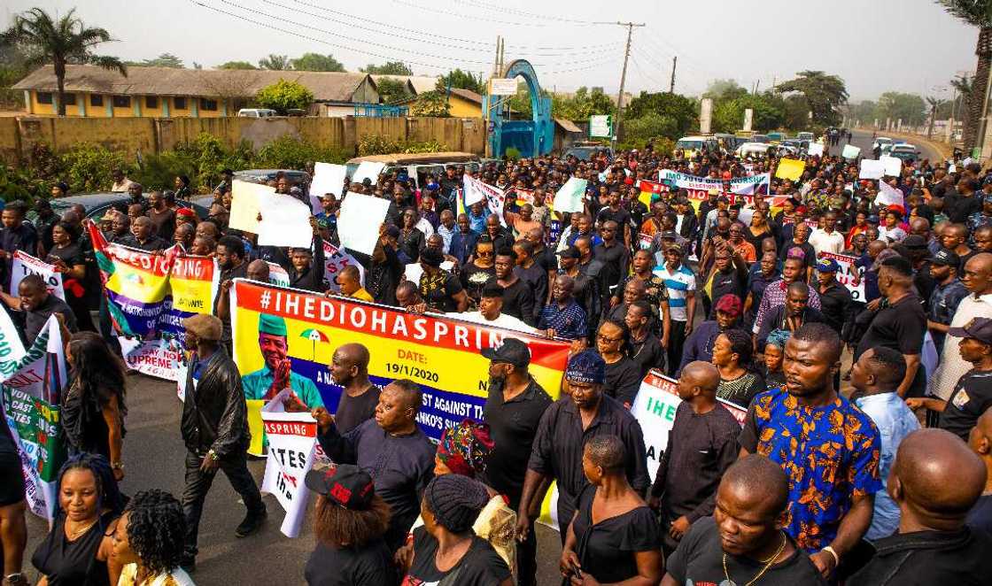 Kwace kujerar Gwamnan Imo: Masoya Ihedioha sun gudanar da zanga mai sosa zuciya, sun zargi Tanko da kisan Dimokradiyya Kwace kujerar Gwamnan Imo: Masoya Ihedioha sun gudanar da zanga mai sosa zuciya, sun zargi Tanko da kisan Dimokradiyya