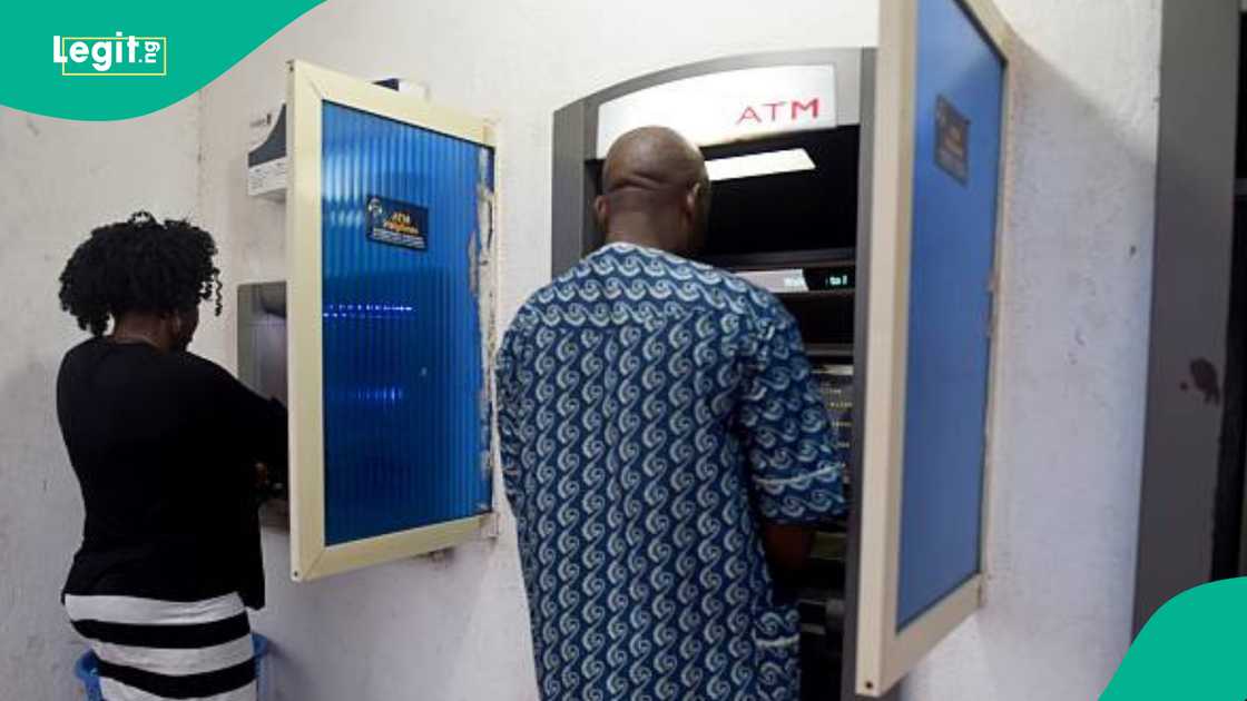 Mutane na cire kudi a ATM Mutane na cire kudi a ATM