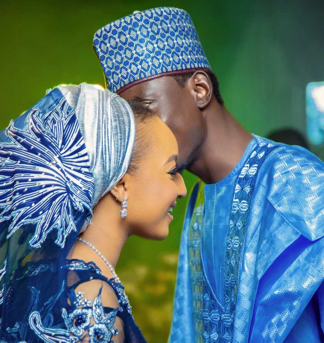 Kyawawan hotunan auren hadimin Buhari da kyakyawar matarsa Kyawawan hotunan auren hadimin Buhari da kyakyawar matarsa