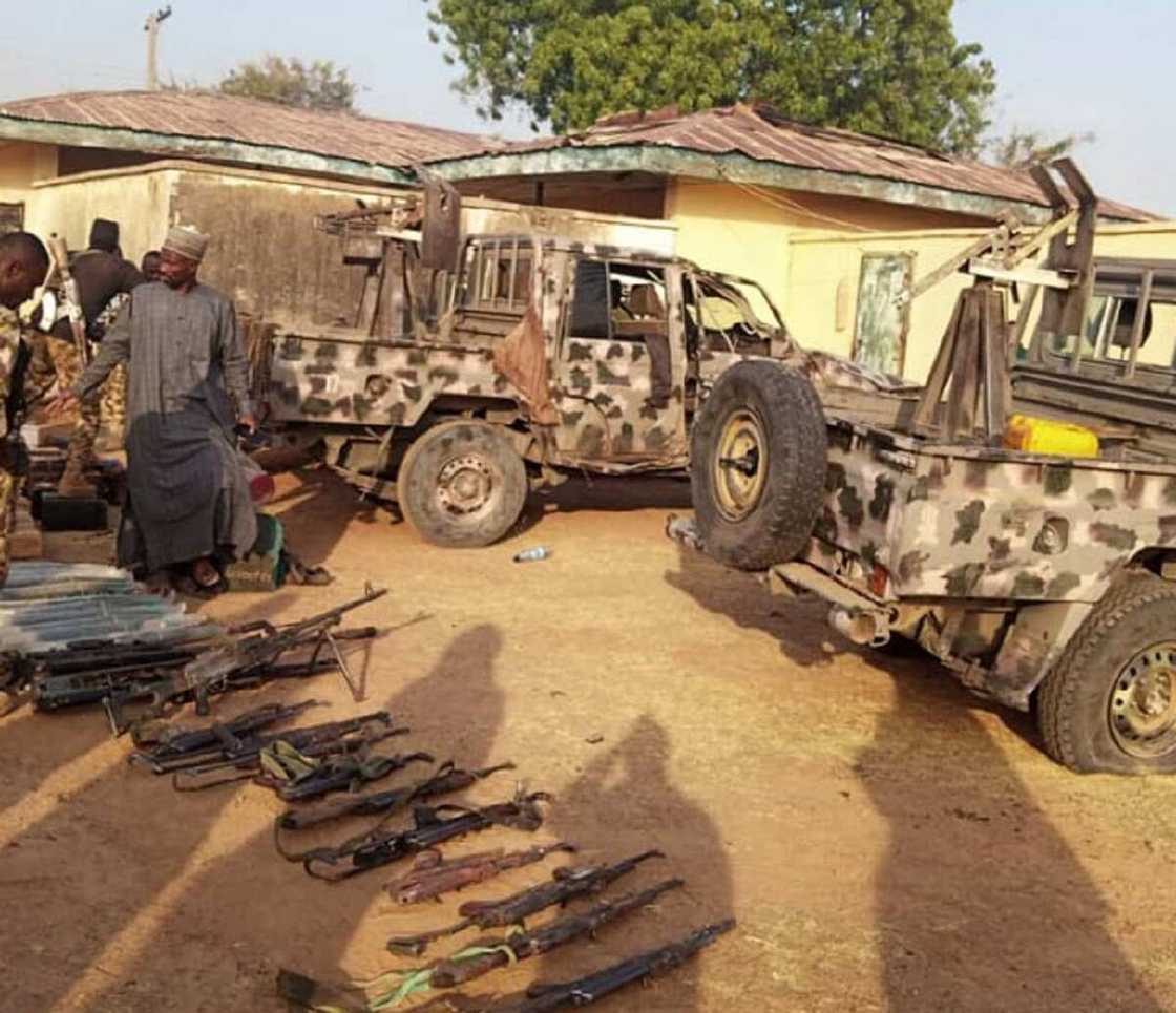 Hotuna: Soja ya rasu, 2 sun jigata bayan yunkurin Boko Haram na kwace Askira Uba Hotuna: Soja ya rasu, 2 sun jigata bayan yunkurin Boko Haram na kwace Askira Uba