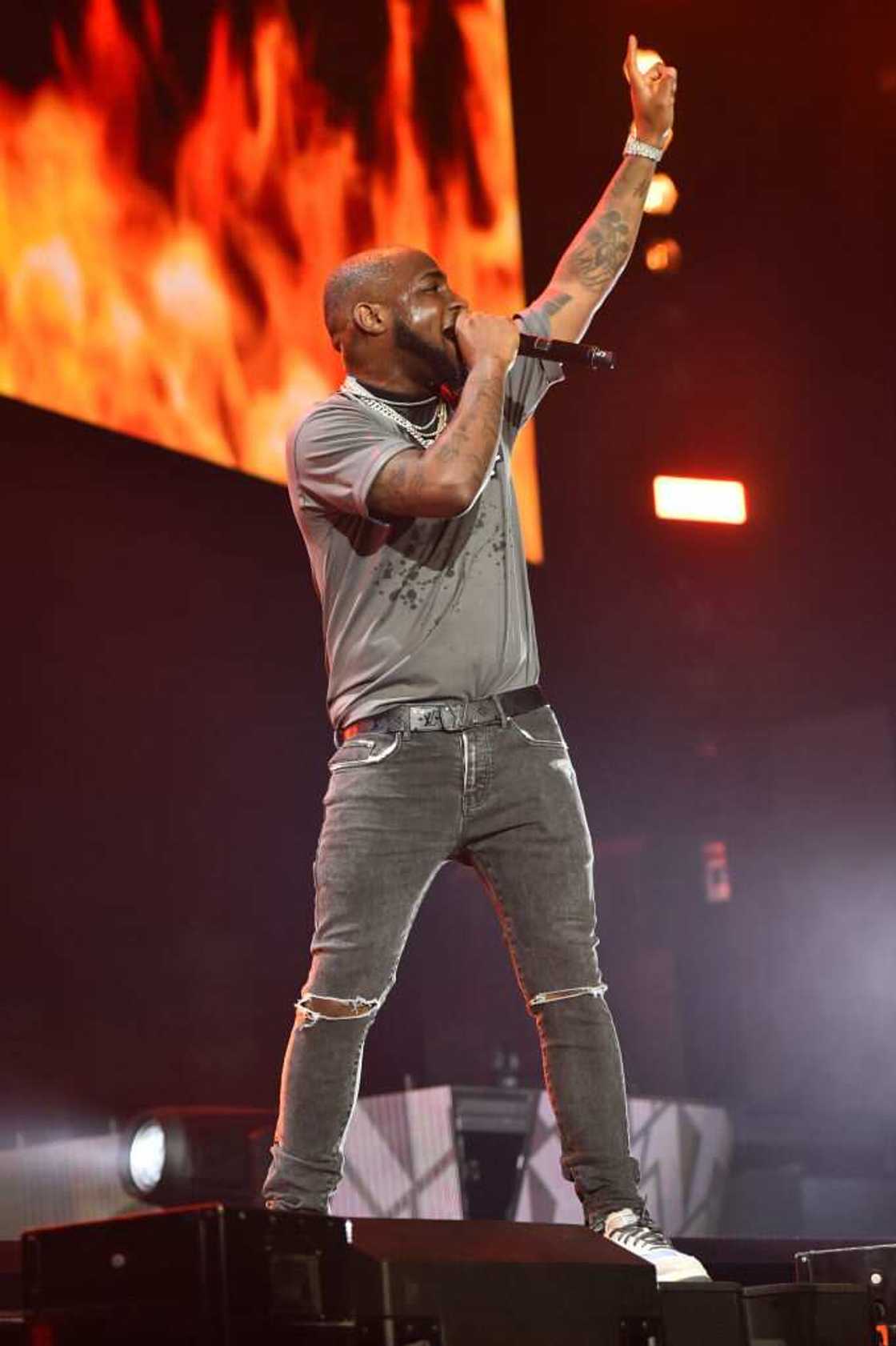 Davido se produit au BBC 1Xtra Live, à l'O2 Arena de Londres le 22 septembre 2018. Photo: Matt Crossick/PA Images
Source: Getty Images Davido se produit au BBC 1Xtra Live, à l'O2 Arena de Londres le 22 septembre 2018. Photo: Matt Crossick/PA Images
Source: Getty Images
