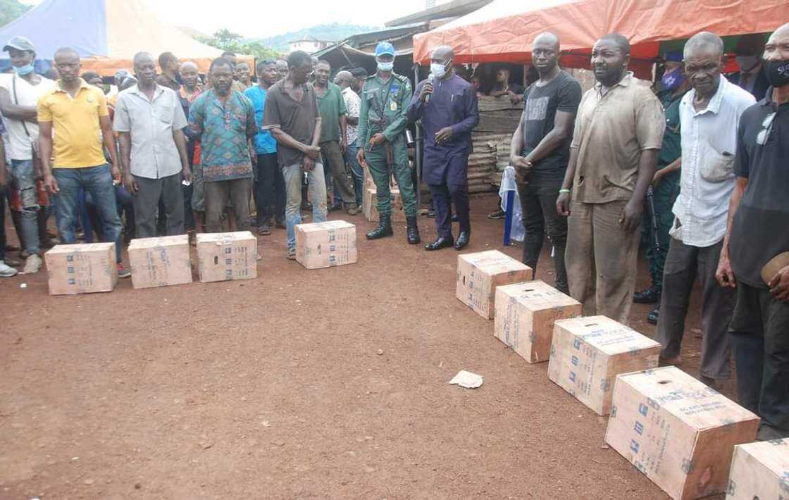 Empowerment: Ugwuanyi, NIMASA donate working equipment to Enugu artisans Empowerment: Ugwuanyi, NIMASA donate working equipment to Enugu artisans