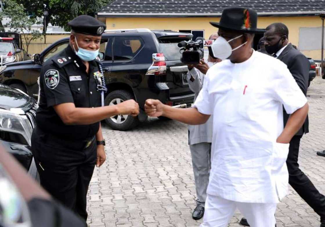 Wike Ya Bada Kyautar Miliyan N220m Ga iyalan Jami'an Yan Sanda 11 da Aka Kashe Wike Ya Bada Kyautar Miliyan N220m Ga iyalan Jami'an Yan Sanda 11 da Aka Kashe