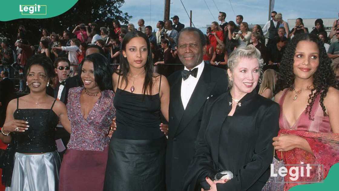 Sidney Poitier et ses filles en compagnie de Joanna Shimkus. Photo : Ron Galella, Ltd./Ron Galella Collection via Getty Images ( modifiée par l'auteur).