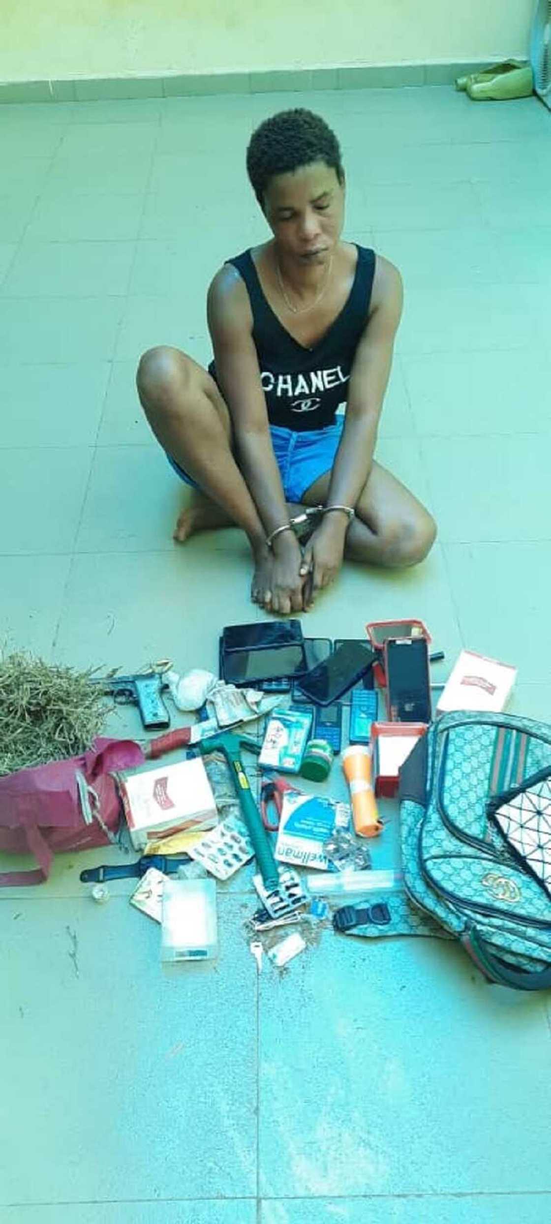 Hotunan wata mata da aka kama da bindiga da harsashi da muggan kwayoyi a Delta Hotunan wata mata da aka kama da bindiga da harsashi da muggan kwayoyi a Delta