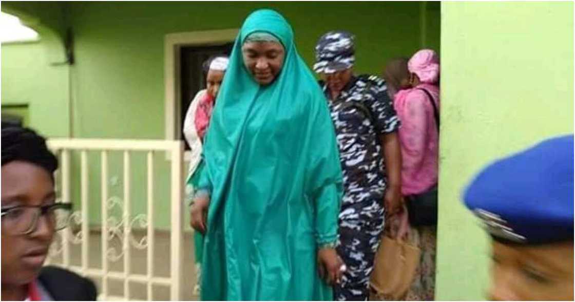 Kalli uwargidar gwamnan jihar Gombe da ke sanya dogon hijabi har kasa Kalli uwargidar gwamnan jihar Gombe da ke sanya dogon hijabi har kasa